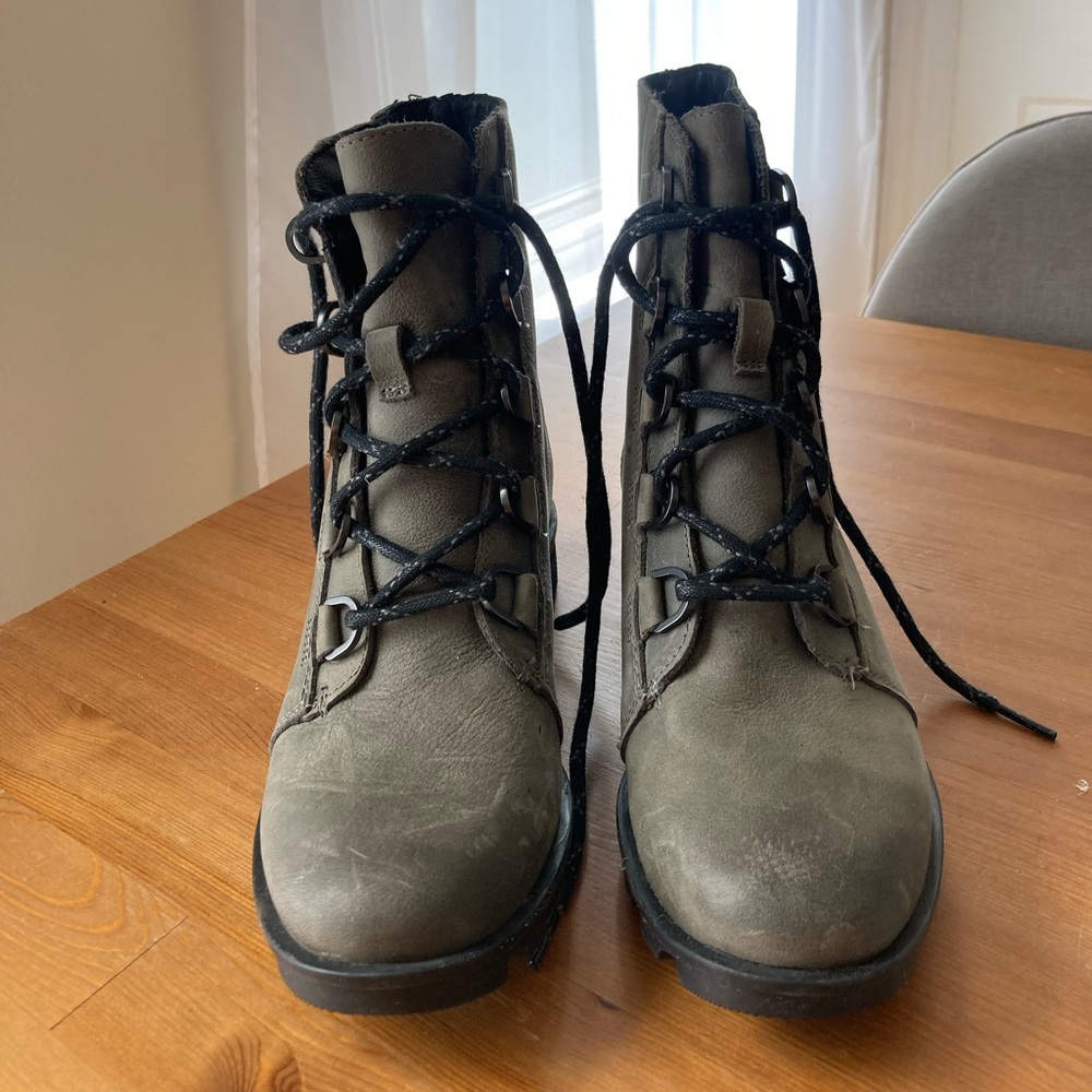 SOLD - Sorel lace-up boots